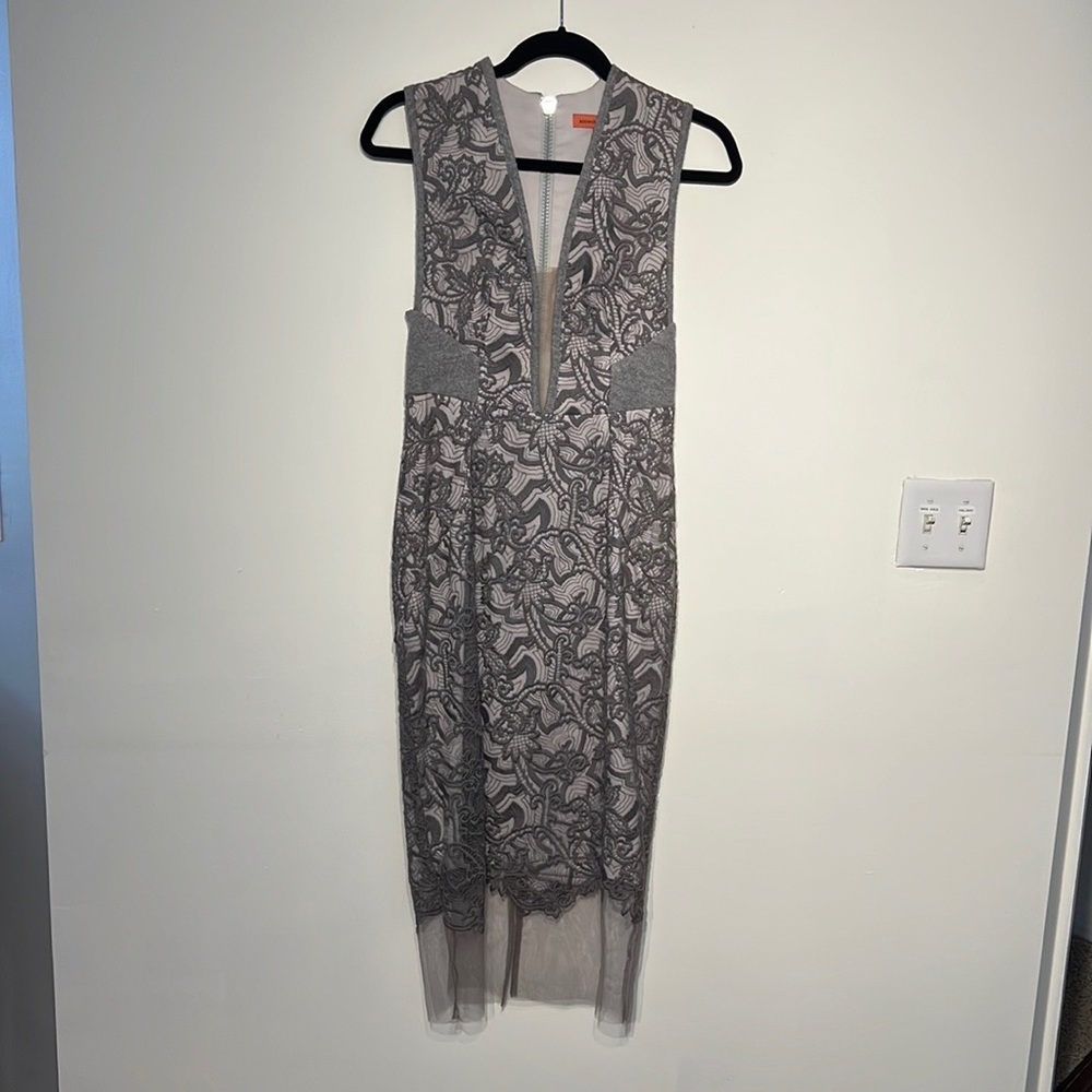 BNWT MANNING CARTELL
Grey Nude Royal Paisley Lace Sheath Cocktail Dress